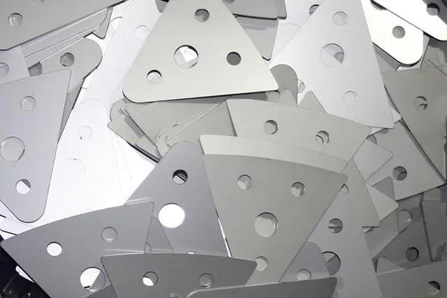 LaserPron leikkaama metalliosa 7