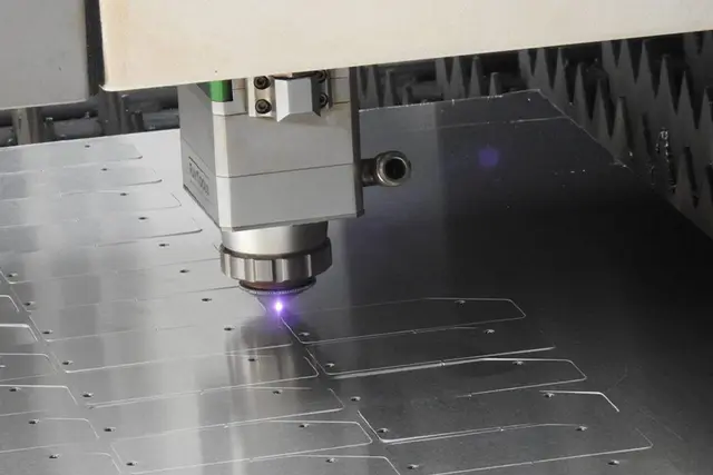 LaserPron leikkaama metalliosa 9