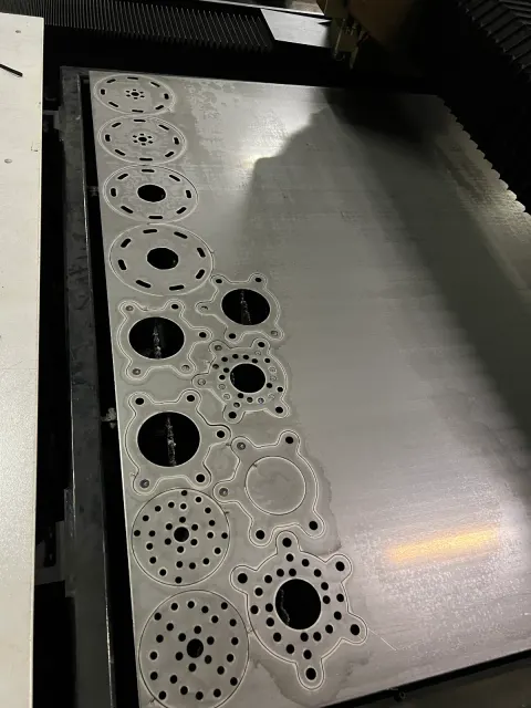 LaserPron leikkaama metalliosa 21