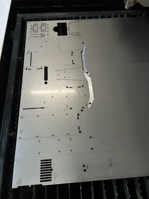 LaserPron leikkaama metalliosa 14
