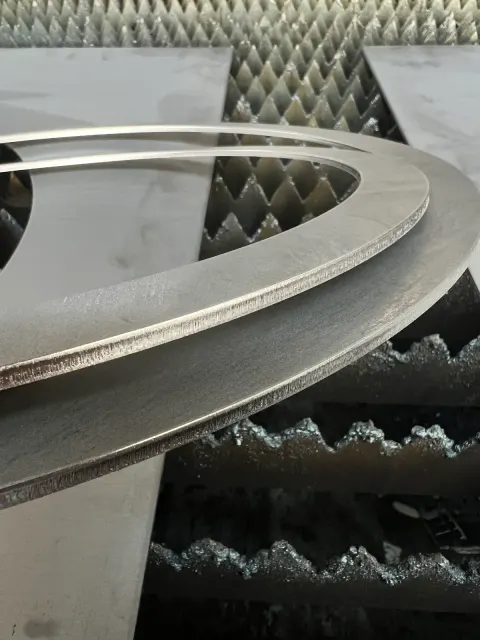 LaserPron leikkaama metalliosa 18